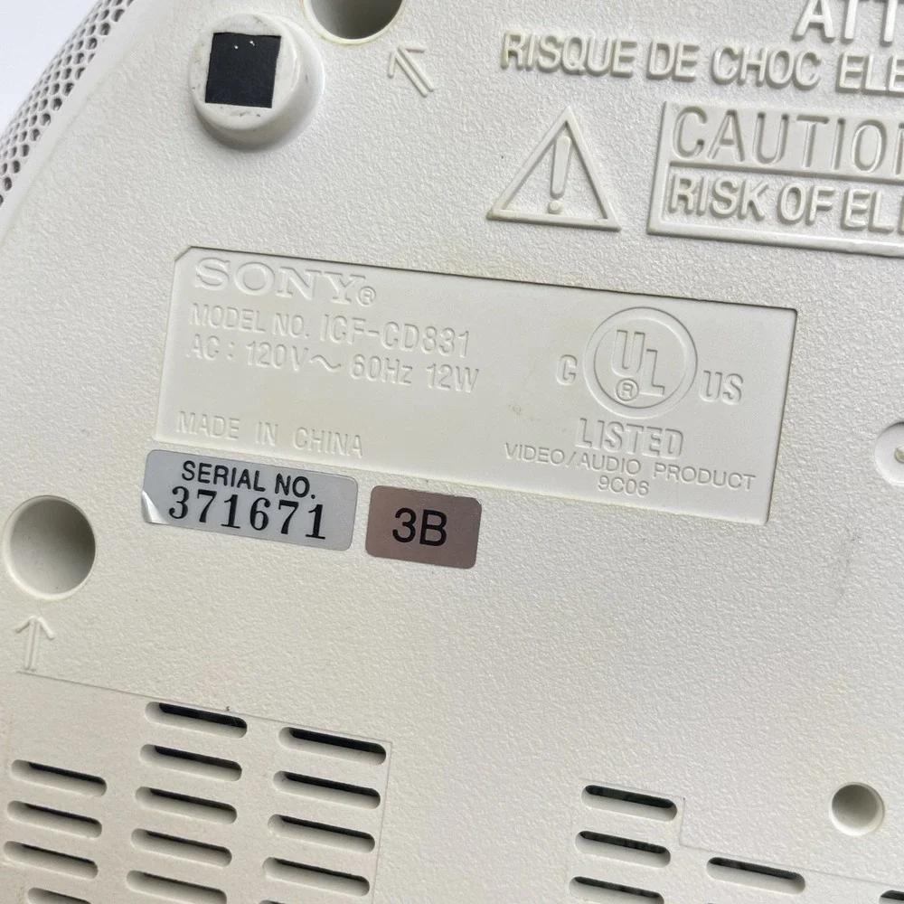 Sony White Dream Machine CD Radio Clock FOR PARTS. CD PLAYER DOES NOT WORK.